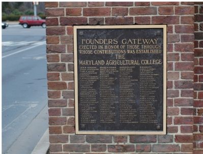Founders Gateway Tablet on the Right Gatepost image. Click for full size.