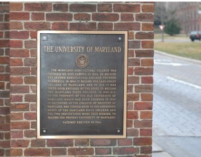 University of Maryland Tablet on the Left Gatepost image. Click for full size.