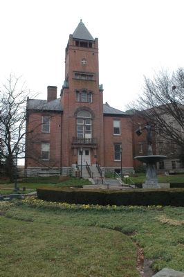 Old Red Brick Courthouse. Click for full size. Old Red Brick Courthouse image. Click for full size.