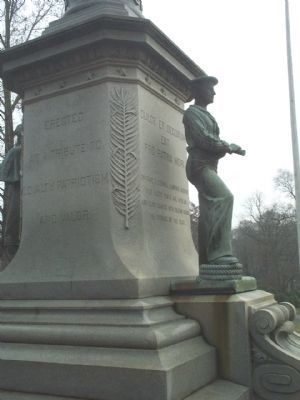 Back and Sailor's Side of Monument. Click for full size. Back and Sailor's Side of Monument image. Click for full size.