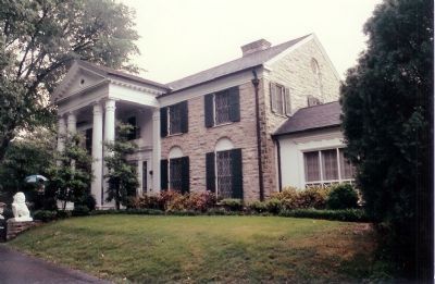 Graceland Mansion image. Click for full size.