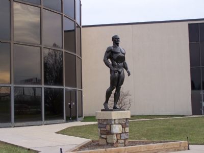 Bodybuilder Statue in front of Hall of Fame image. Click for full size.