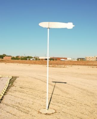 Airship cutout on a pole pointing direction to the Hindenburg marker image. Click for full size.