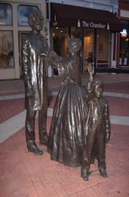 The Lincoln Family statutes image. Click for full size.