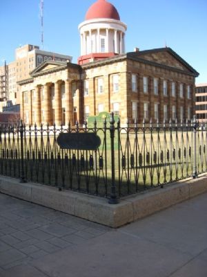 Marker inside fence of Old State Capitol image. Click for full size.