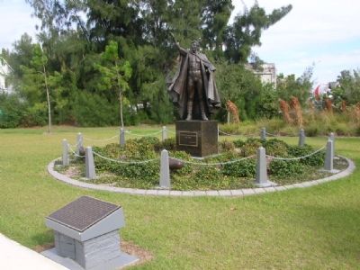 Gunther Gebel-Williams Marker and statue image. Click for full size.
