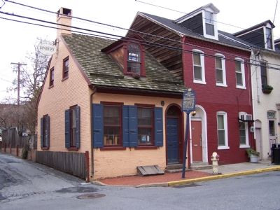 Early Colonial House image. Click for full size.