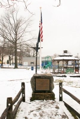Huddy Monument with Bandstand in Background image. Click for full size.