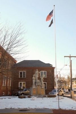 Wider View of Monument from Monmouth St. image. Click for full size.