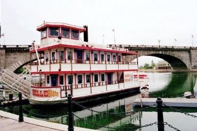 Lake Havasu Paddle-wheeler with the London Bridge. Click for full size. Lake Havasu Paddle-wheeler with the London Bridge image. Click for full size.