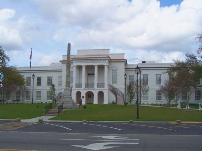 Colleton County Courthouse with Controversial Confederate Monument image. Click for full size.