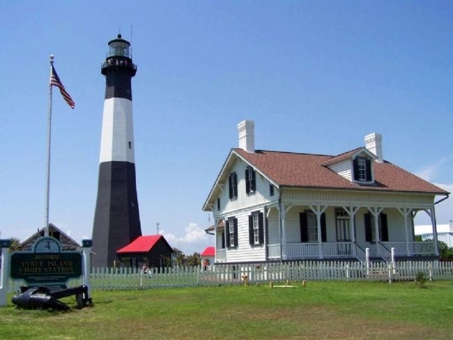 Tybee Lighthouse and keepers' house image. Click for full size.