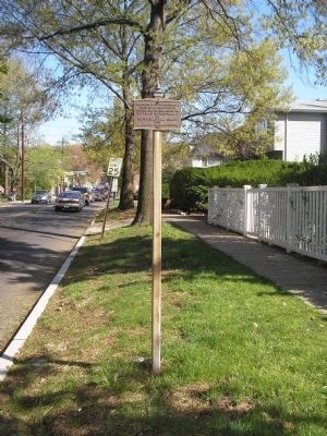 Marker on Fort Lee Road. Click for full size. Marker on Fort Lee Road image. Click for full size.