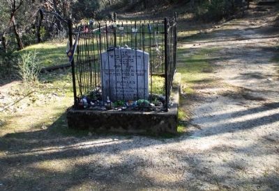 Pioneer Baby’s Grave image. Click for full size.