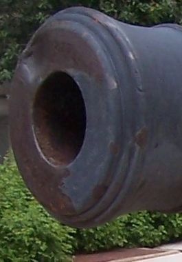 Close-up of the gun's muzzle. image. Click for full size.