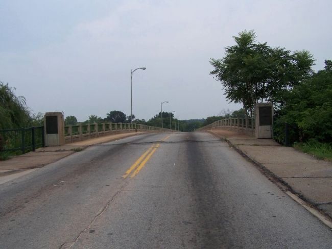 Jefferson Davis Bridge, Markers left and right image. Click for full size.