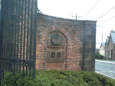 Queens Campus Marker at Somerset & College Avenue Gate image. Click for full size.