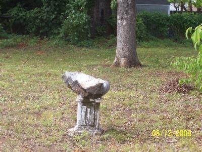 Old Greenville Graveyard-Clam Shell Monument image. Click for full size.