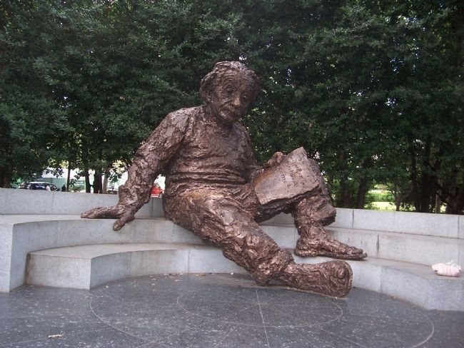 Albert Einstein Memorial image. Click for full size.