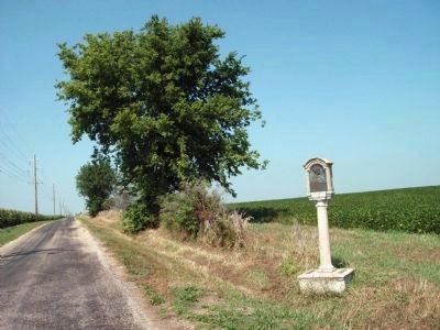 Looking north at the County boundry marker for DeWitt and Piatt Counties image. Click for full size.