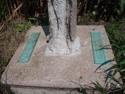 Marker's Base Post - - Denoting The Moultrie / Macon County Lines image. Click for full size.