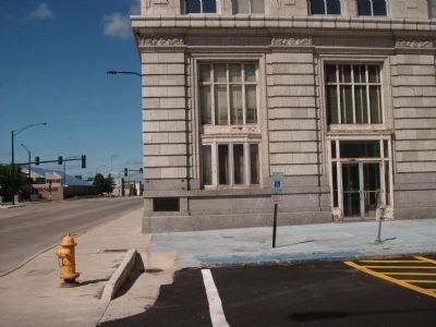 Lincoln / Lamon Law Office Marker - Lower Building Corner image. Click for full size.