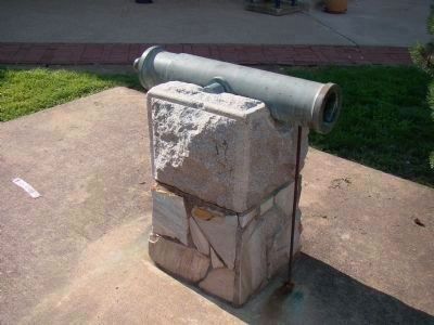 Mountain Howitzer to the Right of the Monument image. Click for full size.