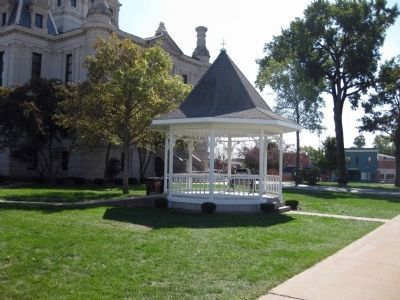 Whitley County Court House and Gazebo image. Click for full size.