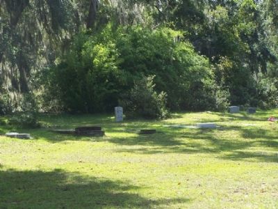 Sutherland's Bluff Marker near old cemetery image. Click for full size.
