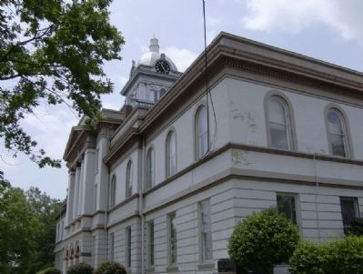 Cleburne County Courthouse Side View image. Click for full size.