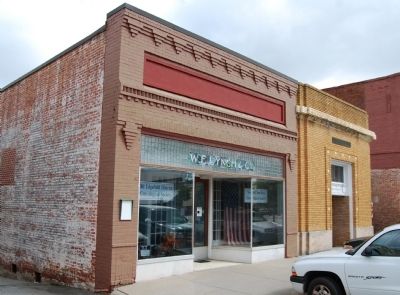 Lynch Building (104 Courthouse Square) image. Click for full size.