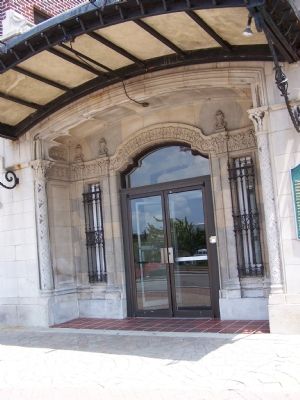 Front entrance of the Four Flags Hotel, next to the marker image. Click for full size.