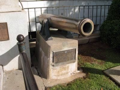 Cannon on Grounds of Courthouse - Right of Steps image. Click for full size.
