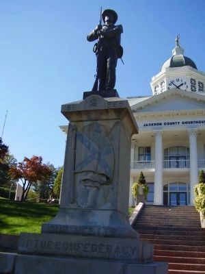 Monument in Front of the Courthouse image. Click for full size.