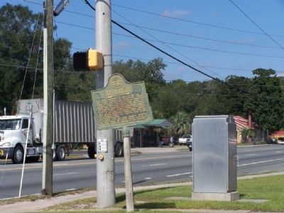 Center Village or Centerville Marker, US 1/ US 301 at left image. Click for full size.