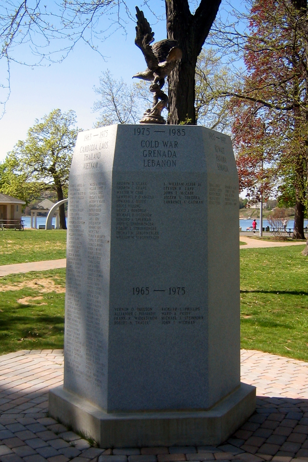 Rumson Veterans Monument </b>(1975-1985 face)
