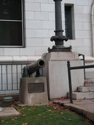Cannon on Grounds of Courthouse - Left of Steps image. Click for full size.
