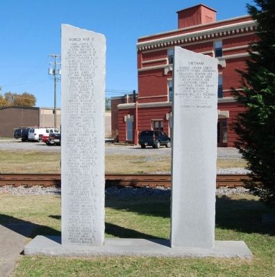 World War II (Left) and Vietnam (Right) Monuments. Click for full size. World War II (Left) and Vietnam (Right) Monuments image. Click for full size.