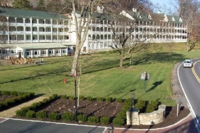 Bedford Springs Resort and Marker image. Click for full size.