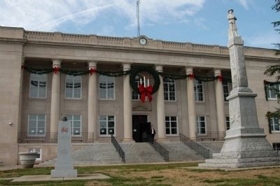 Rutherfordton Confederate Monument Marker and County Courthouse image. Click for full size.