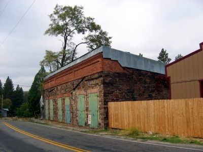 Building on Main Street (State Hwy 120) image. Click for full size.