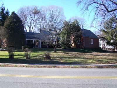 Current dwelling across the street from the marker. image. Click for full size.