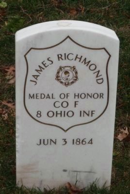 Grave marker for Medal of Honor recipient James Richmond, 8th Ohio Inf. image. Click for full size.