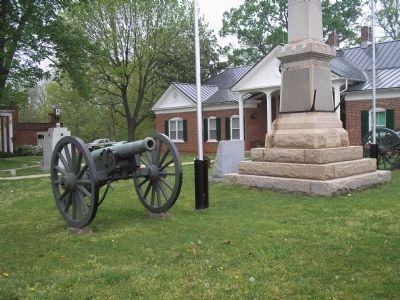 Civil War Cannon in front of Court House image. Click for full size.