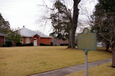 Crawfordville Academy Alexander Stephens Institute Marker and the former school building. image. Click for full size.