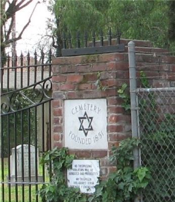 Sign at Entrance toTemple Israel Cemetery image. Click for full size.