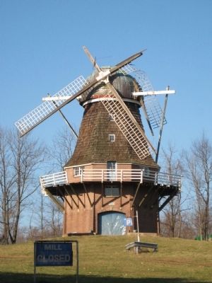 Volendam Windmill image. Click for full size.