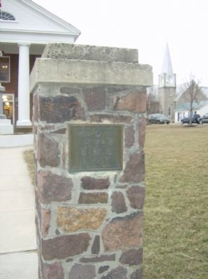 UDC plaque at entry to the Courthouse grounds where the monument is located image. Click for full size.
