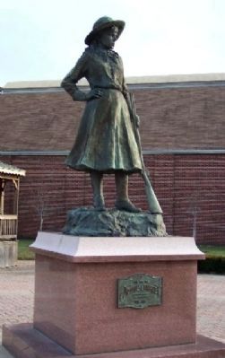 Annie Oakley Statue image. Click for full size.