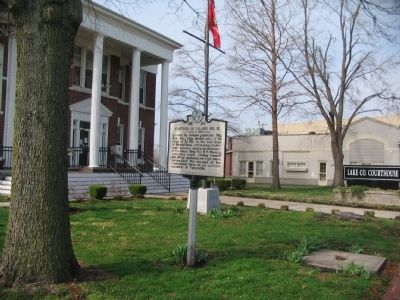 Marker in front of the County Court House image. Click for full size.